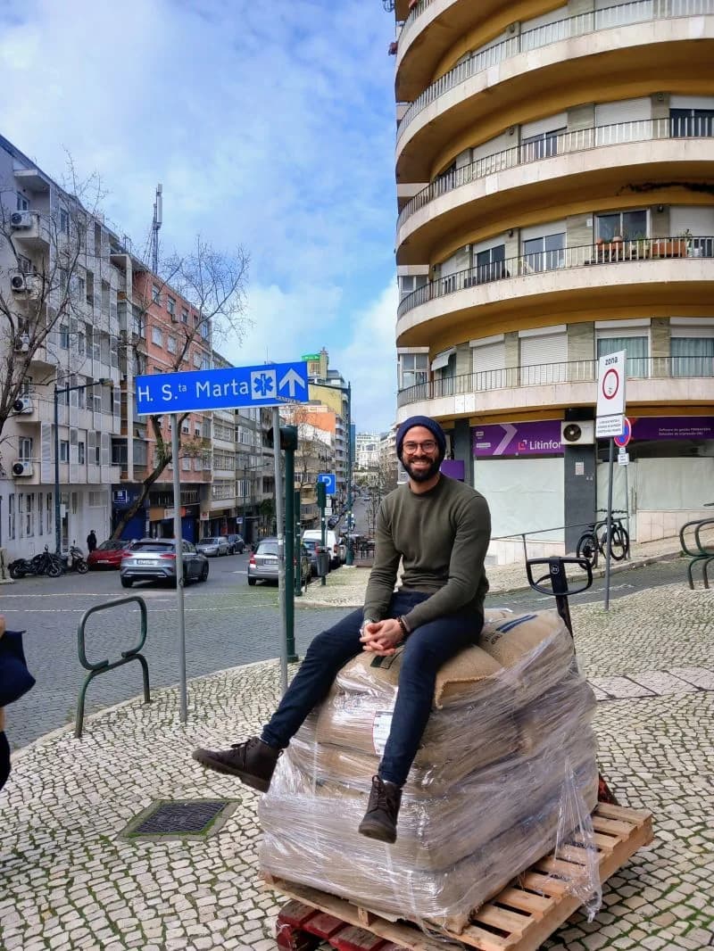 Ramon Gondim com pallet de café verde recém-chegado em Lisboa